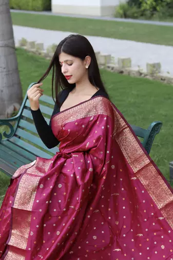 Silk Blend Saree With Copper And Golden Zari Weaved Border And Rich Pallu 