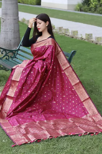 Silk Blend Saree With Copper And Golden Zari Weaved Border And Rich Pallu 