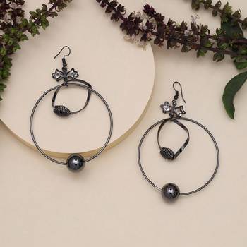 Black color fashion earrings 1