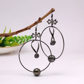 Black color fashion earrings 3
