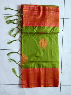 Green woven kanchipuram art silk saree with blouse 4