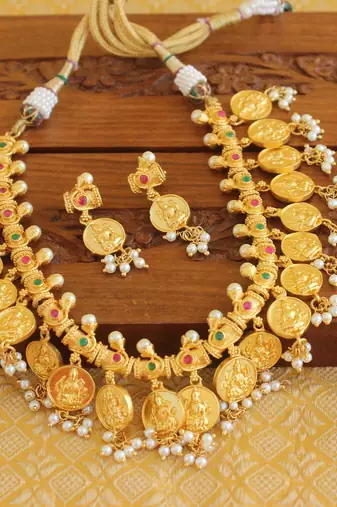 Gold platted temple pearl necklace with screw back earring