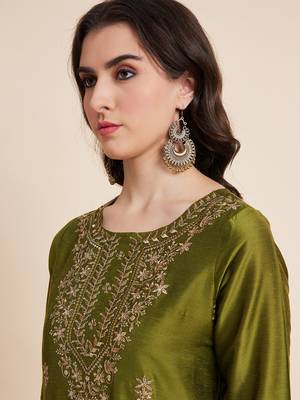 Women green color embroidery staright kurta 5
