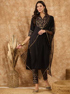 Ziyaa women's black crepe kurta, pant and dupatta set 1