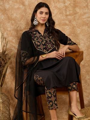 Ziyaa women's black crepe kurta, pant and dupatta set 5