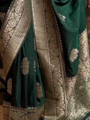 Green Woven Georgette Event Wear Saree With Blouse For Women  4