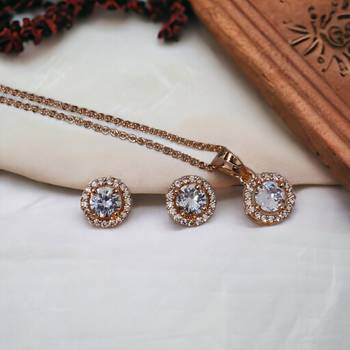 bold rose gold locket set with round pendant 1