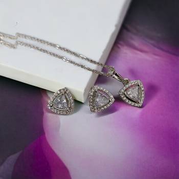 vintage-inspired rhodium locket set with pearl 1