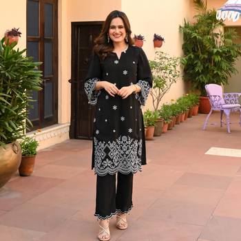 Aaryahi women rayon black printed straight kurta with pant set 1