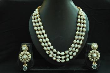 Designer Pearl Necklace set with its matching Earrings 1