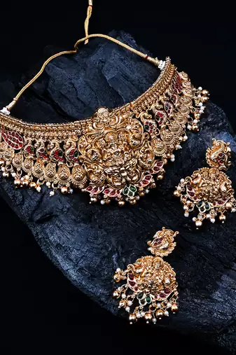 Gold plated temple chowker set