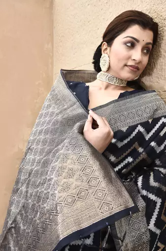 Elora linen ikkat zig zag jacquard weaving saree for women (black)