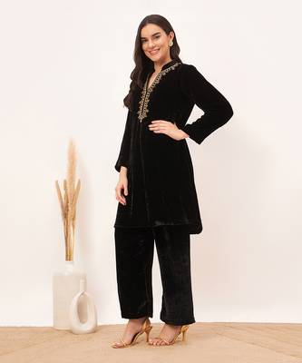 Black hand embroidered silk velvet kurta and straight pants set 2
