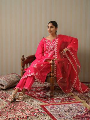 Pink floral embroidered straight kurta & trouser with dupatta 4