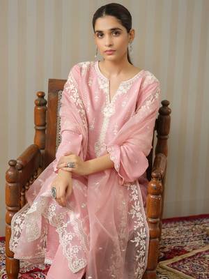Baby-pink ethnic motifs embroidered straight kurta with trousers & dupatta 5