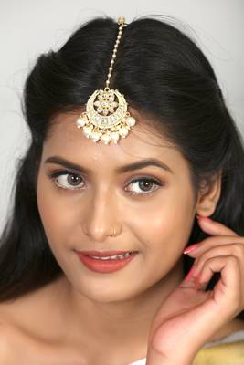 Laida white & gold-plated handcrafted pearl embellished maang tikka 1