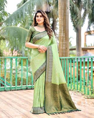 GREEN Woven Kanjivaram Wedding Saree With Blouse 1