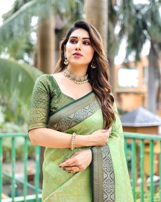 GREEN Woven Kanjivaram Wedding Saree With Blouse 4