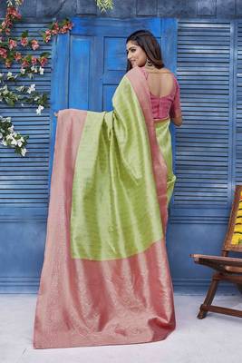 Floral Woven Design Zari Banarasi Saree 4