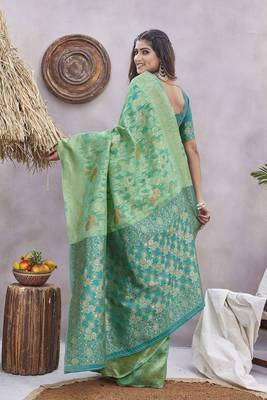 Floral Woven Design Zari Banarasi Saree 3