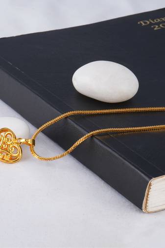 Jfl - jewellery for less stylish gold plated heart shaped pendant and chain for women and girls