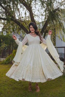 Off-White Georgette Salwar Kameez Set with Dupatta - Stitched 3