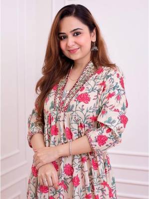 Women's Nyra cut Floral Printed Kurta Pant set 3