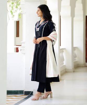 Black peacock suit set 2