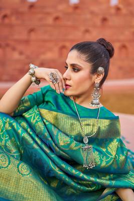 Green Subhi silk Bland Zari weaving Pallu Border saree with Blouse 5