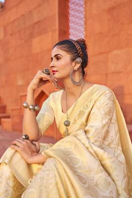 Cream Subhi silk Bland Zari weaving Pallu Border saree with Blouse 4