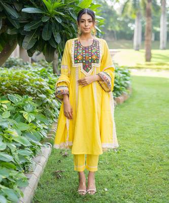 Yellow embellished jashna kurta set 1