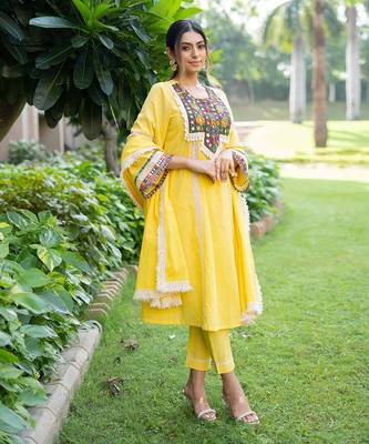 Yellow embellished jashna kurta set 2