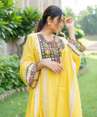 Yellow embellished jashna kurta set 3