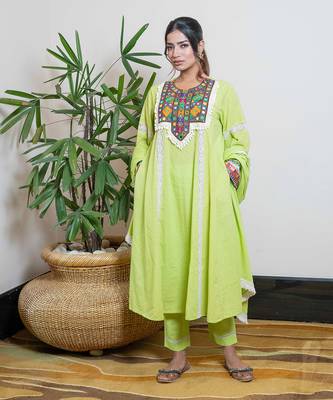 Green embellished jashna kurta set 1