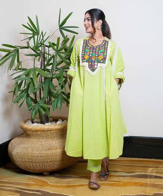 Green embellished jashna kurta set 2