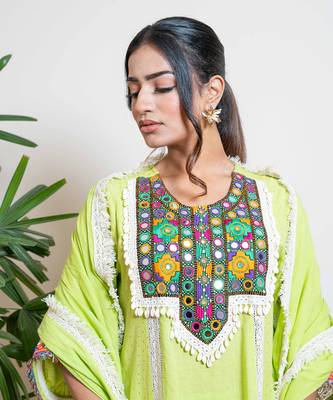 Green embellished jashna kurta set 3