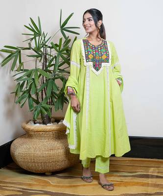 Green embellished jashna kurta set 5