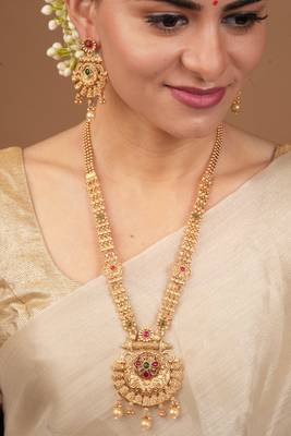 Exquisite Gold-Plated Temple Necklace Set for a Wedding Look 1