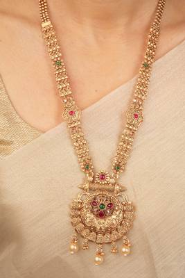 Exquisite Gold-Plated Temple Necklace Set for a Wedding Look 6