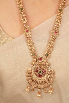 Exquisite Gold-Plated Temple Necklace Set for a Wedding Look 7