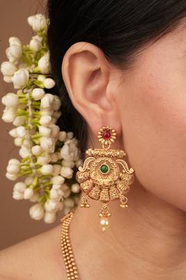 Exquisite Gold-Plated Temple Necklace Set for a Wedding Look 8