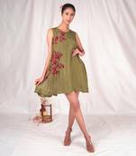 Green tent-fitted embroidery dress