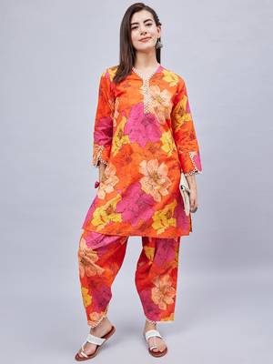 Winered woman floral print v-neck lace detailing co-ord set 1