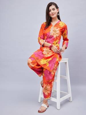 Winered woman floral print v-neck lace detailing co-ord set 2