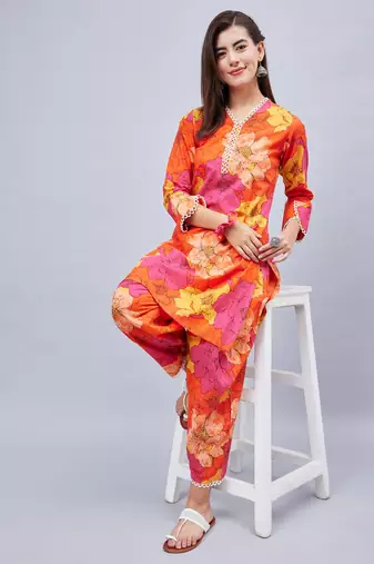 Winered woman floral print v-neck lace detailing co-ord set
