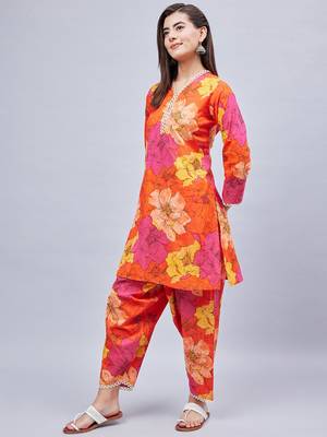 Winered woman floral print v-neck lace detailing co-ord set 3