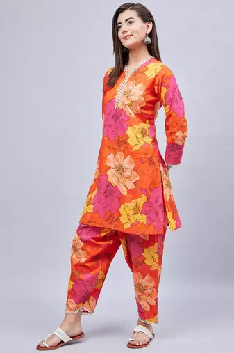 Winered woman floral print v-neck lace detailing co-ord set