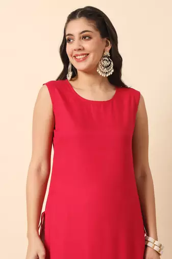 Magenta pink solid round neck sleeveless straight calf length kurta