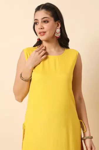 Lemon yellow solid round neck sleeveless straight calf length kurta