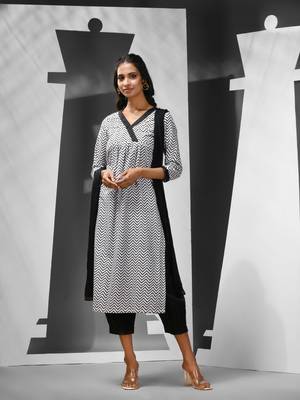 White & black chevron printed cotton suit set 1